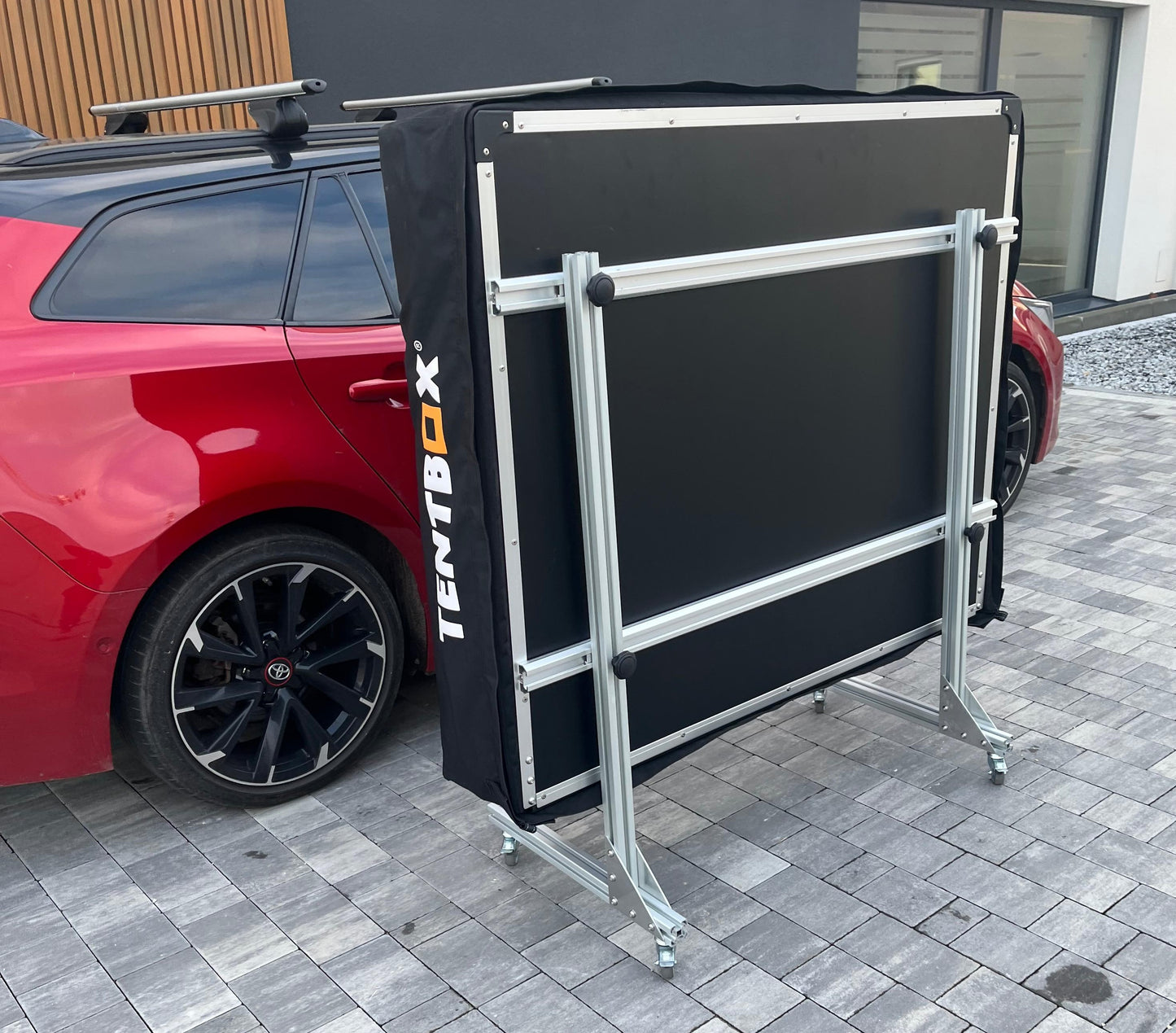 Mobilny stojak do przechowywania namiotu